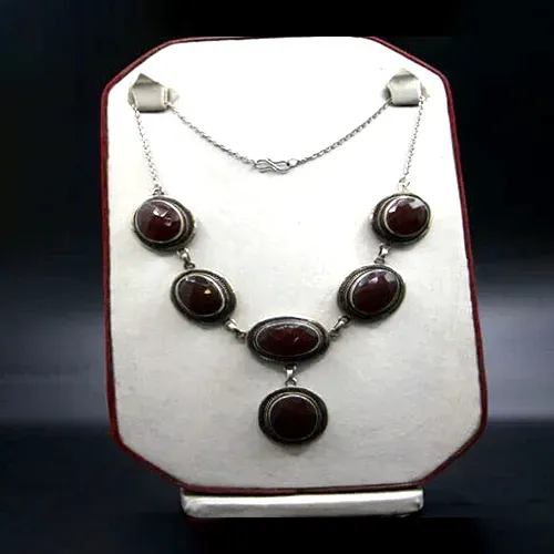 Nepal Handicraft Red Oneyx Cut Necklace